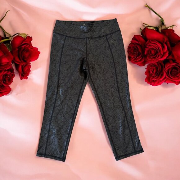 BETSEY JOHNSON Performance Rose Print Shine Crop Leggings Size Medium NEW NWT - Picture 1 of 7